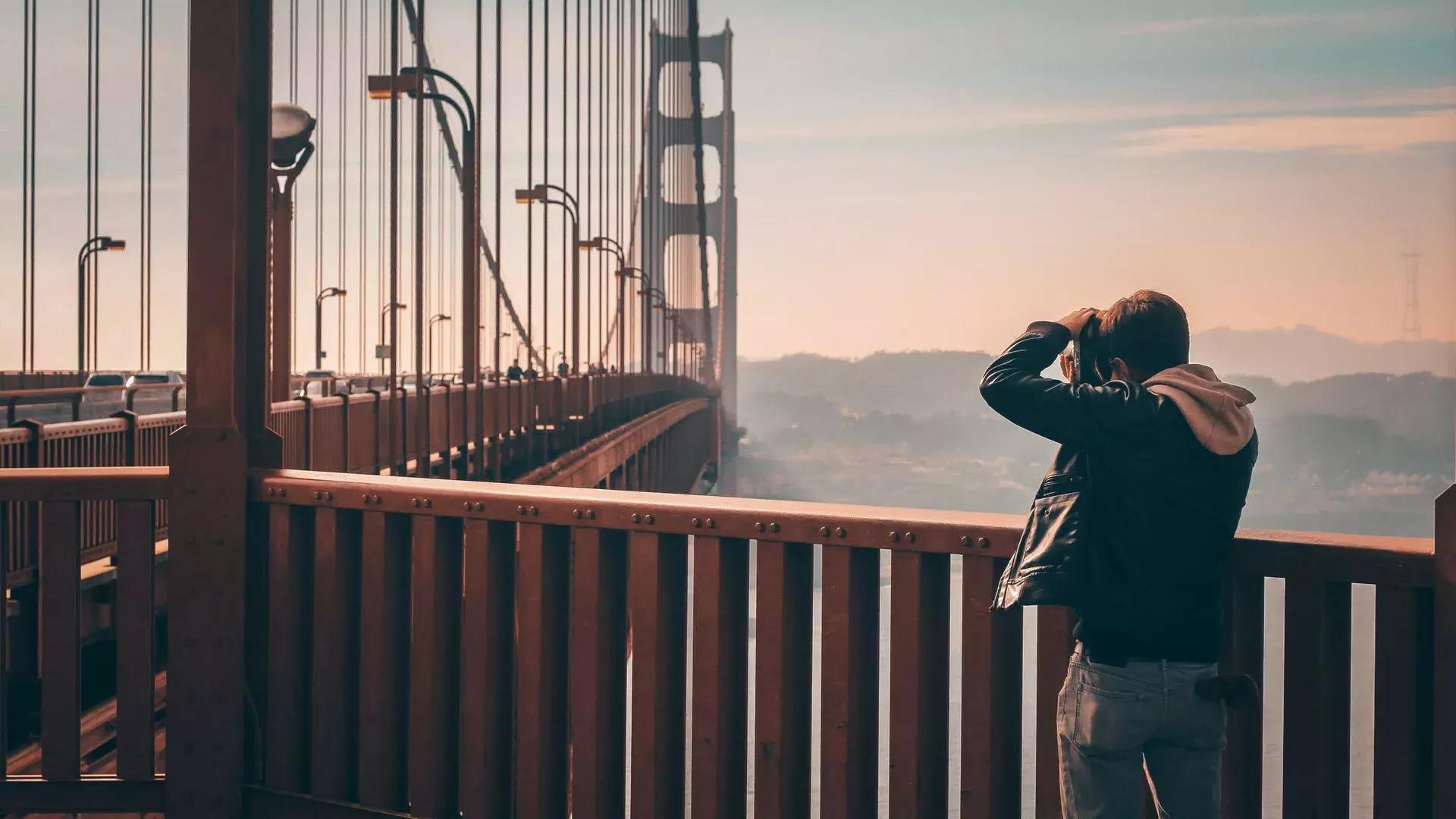 Hombre tomando fotos en el puente Golden Gate