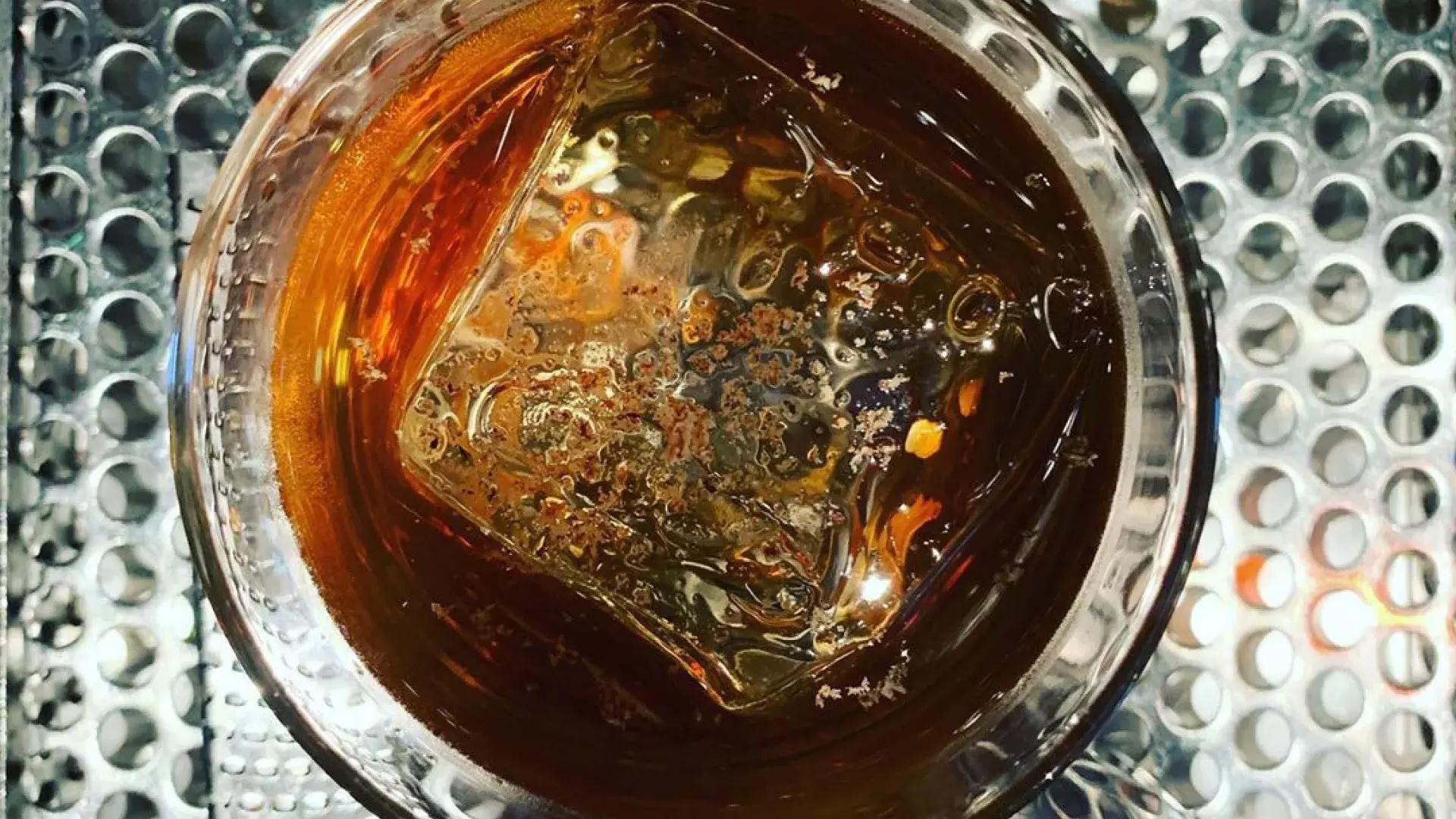 贝博体彩app的第三铁路酒吧提供威士忌鸡尾酒.