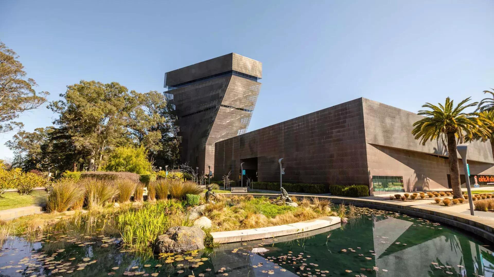 杨博物馆的外观，现代而有棱角的. 贝博体彩app，加利福尼亚.