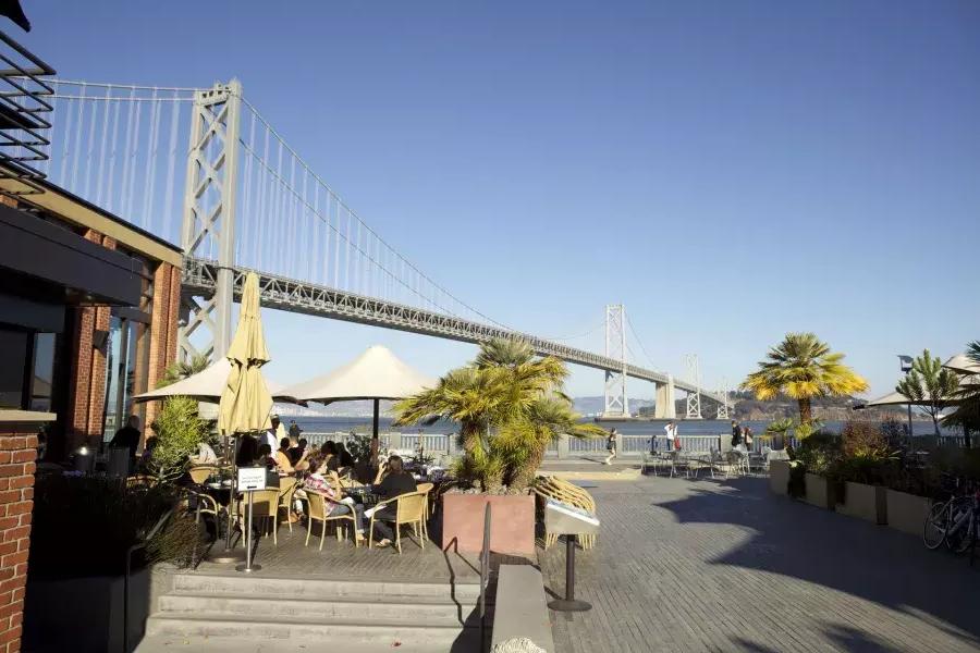 Los comensales disfrutan de una comida a lo largo del paseo marítimo de San Francisco.