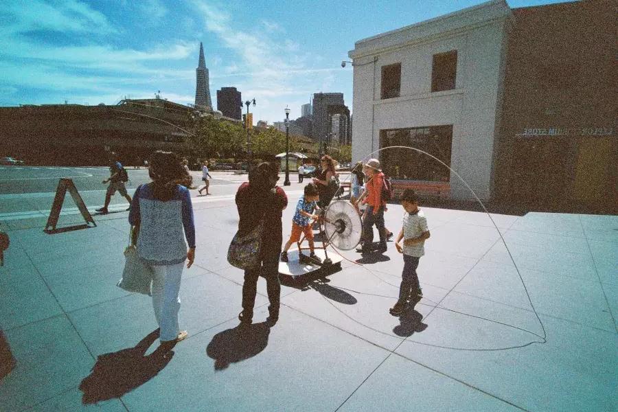Niños jugando afuera del Exploratorium