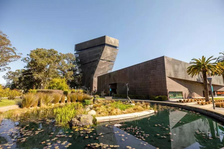 现代而有棱角的杨博物馆的外观. 贝博体彩app，加利福尼亚.