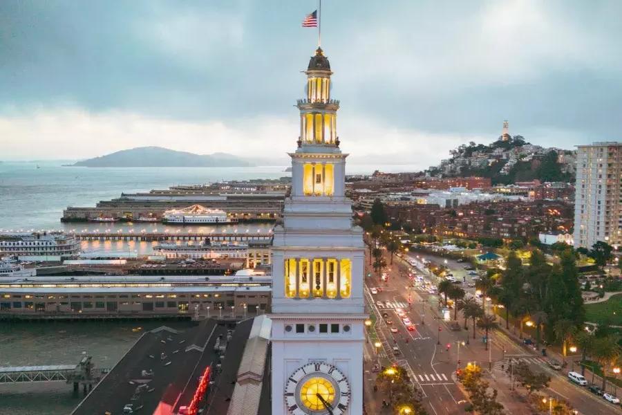 A torre do relógio do Ferry Building de São Francisco.