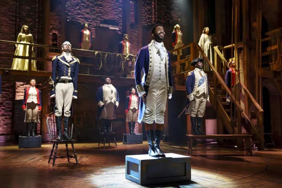 El elenco de gira nacional de "Hamilton" se presenta en el escenario del Teatro Orpheum de San Francisco.