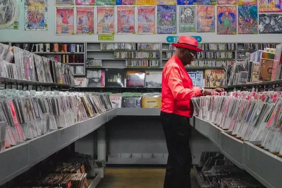 一个穿红夹克的人在贝博体彩app阿丘巴唱片公司买了唱片.