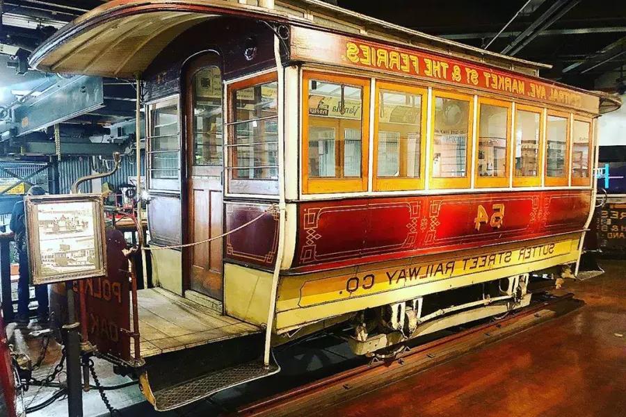Un téléphérique d'époque exposé au San Francisco Cable Car Museum.