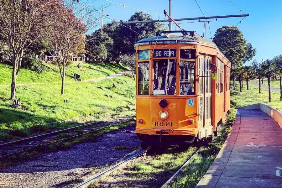 O histórico bonde laranja da Linha F percorre uma pista no bairro de Castro, em São Francisco.