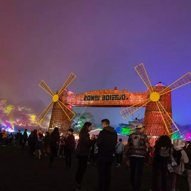 在贝博体彩app的Outside Lands音乐节上，一群参加音乐节的人在霓虹灯下被拍照.