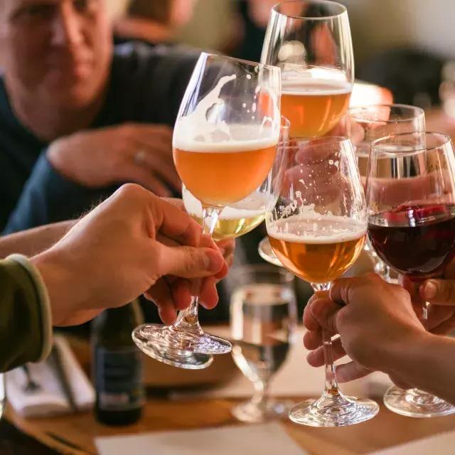 Un groupe de voyageurs partagent un verre dans un bar de San Francisco.