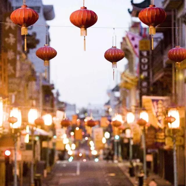 Vue rapprochée d'une chaîne de lanternes rouges suspendues au-dessus d'une rue de Chinatown. San Francisco, Californie.