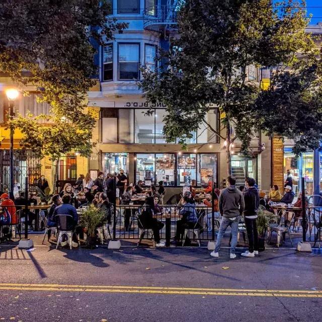 Uma multidão desfruta de comida e bebida ao longo da Valencia Street, em São Francisco