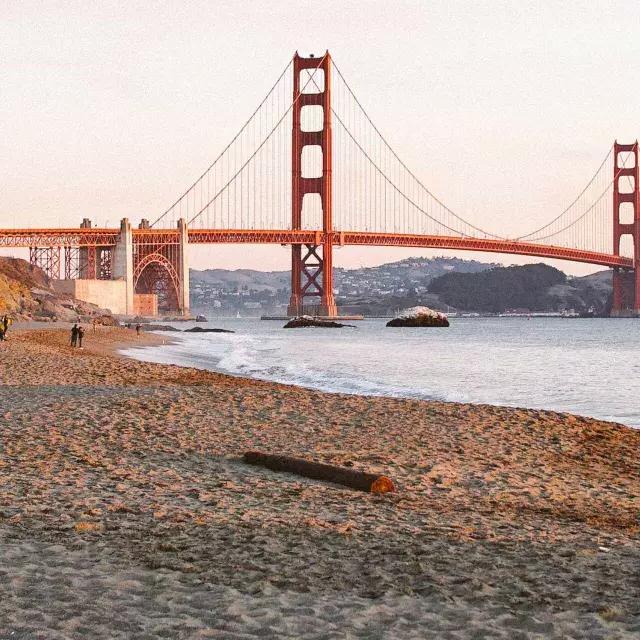 La playa Baker de San Francisco aparece en la foto con el puente Golden Gate al fondo.