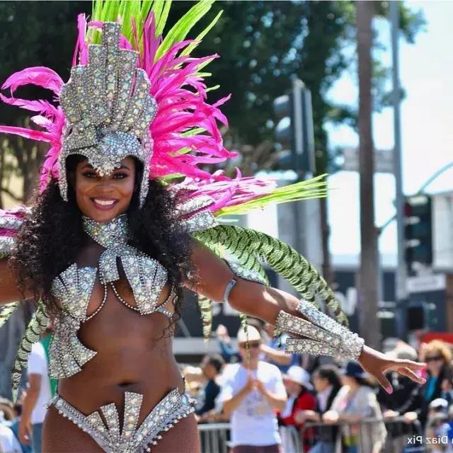 Carnaval dancer in the Mission