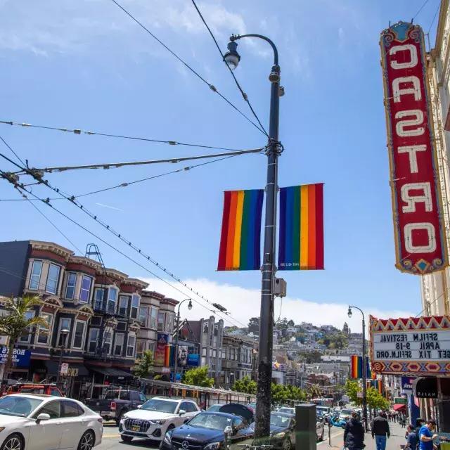 El barrio Castro de San Francisco, con el cartel del Teatro Castro y las banderas arcoíris en primer plano.
