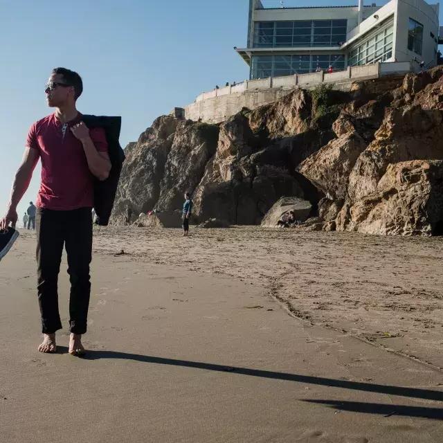 尼克·惠特尔西赤脚在海洋海滩