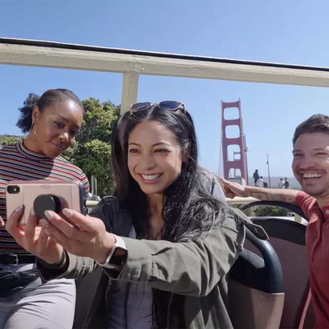 一群游客在金门大桥附近的公共汽车上自拍. 贝博体彩app、加利福尼亚.