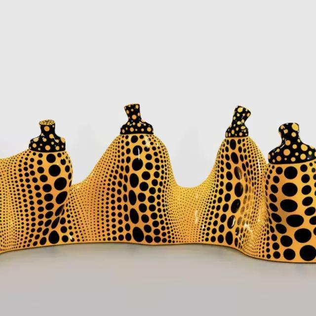Imagen de esculturas de Yayoi Kasuma, calabazas deformadas con manchas negras.